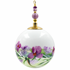 Boule de Noël artisanale personnalisable 6,5 cm, référence 28, vue 2 — Fleurs mauves et feuillage sur blanc