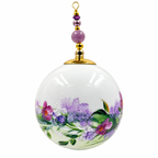 Boule de Noël artisanale personnalisable 6,5 cm, référence 28, vue 3 — Fleurs mauves et feuillage sur blanc