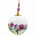 Boule de Noël artisanale personnalisable 6,5 cm, référence 28, vue 5 — Fleurs mauves et feuillage sur blanc