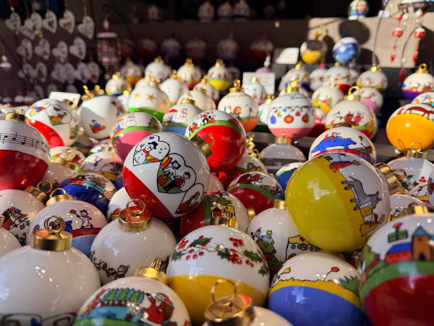 Vue rapprochée des boules de Noël Maison Dulin et de leurs scènes peintes à la main.