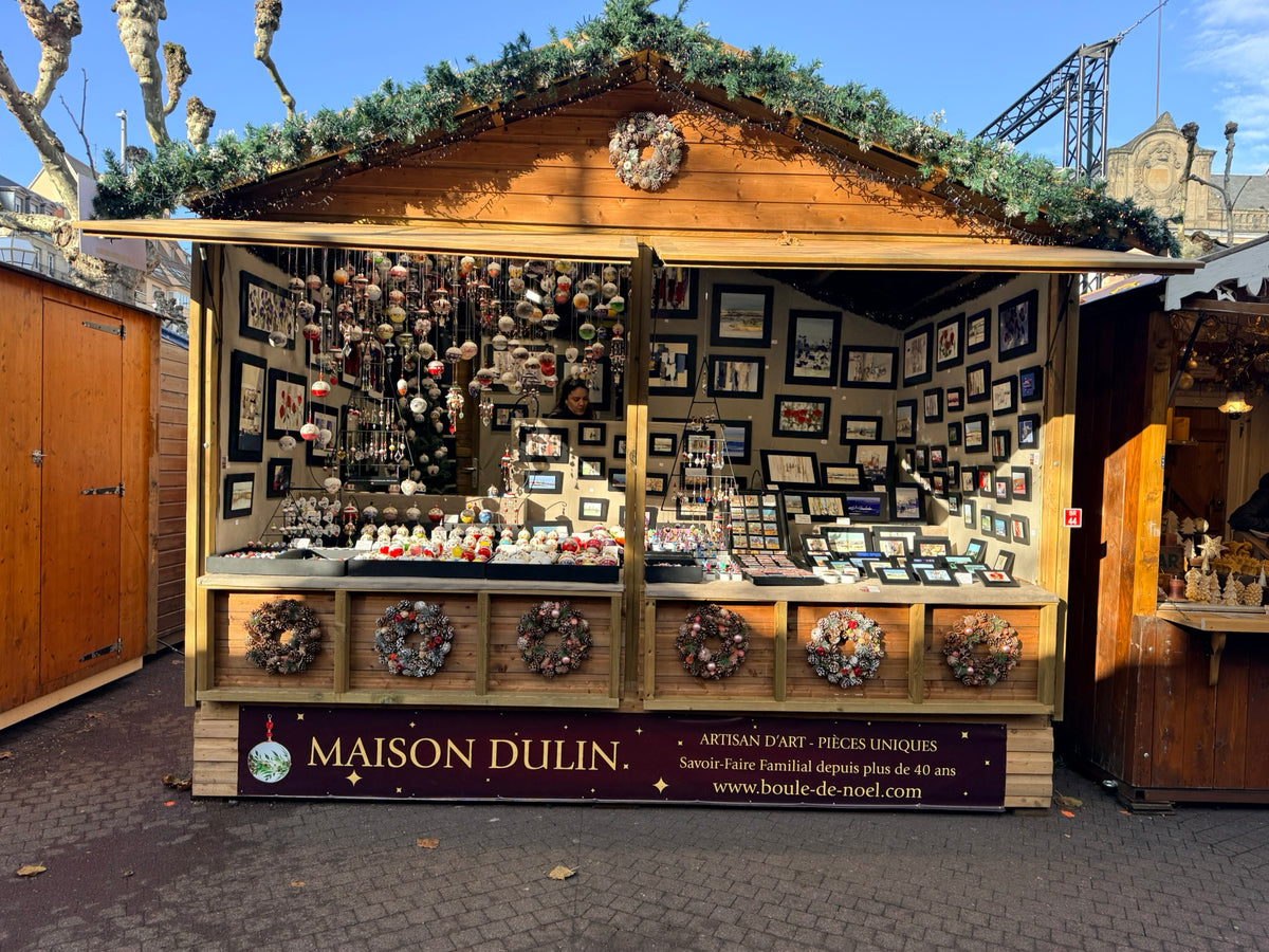 Façade complète du chalet Maison Dulin au marché de Noël de Strasbourg en 2025.