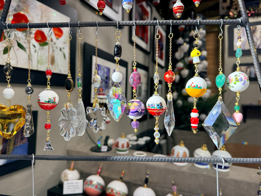 Suspensions de l’atelier mêlant petites boules peintes, perles et éléments transparents.
