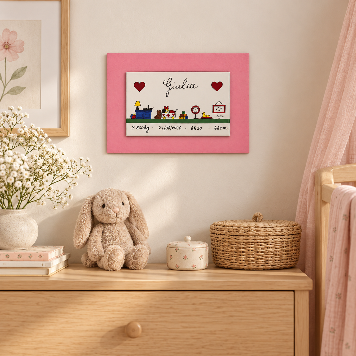 Tableau de naissance rose Maison Dulin mis en situation dans une chambre d’enfant